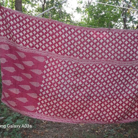 Kantha Quilt Premium 3 Layer 49" x 82" Whimsical Pink/White Paisley Cotton K29. - Picture 3 of 4